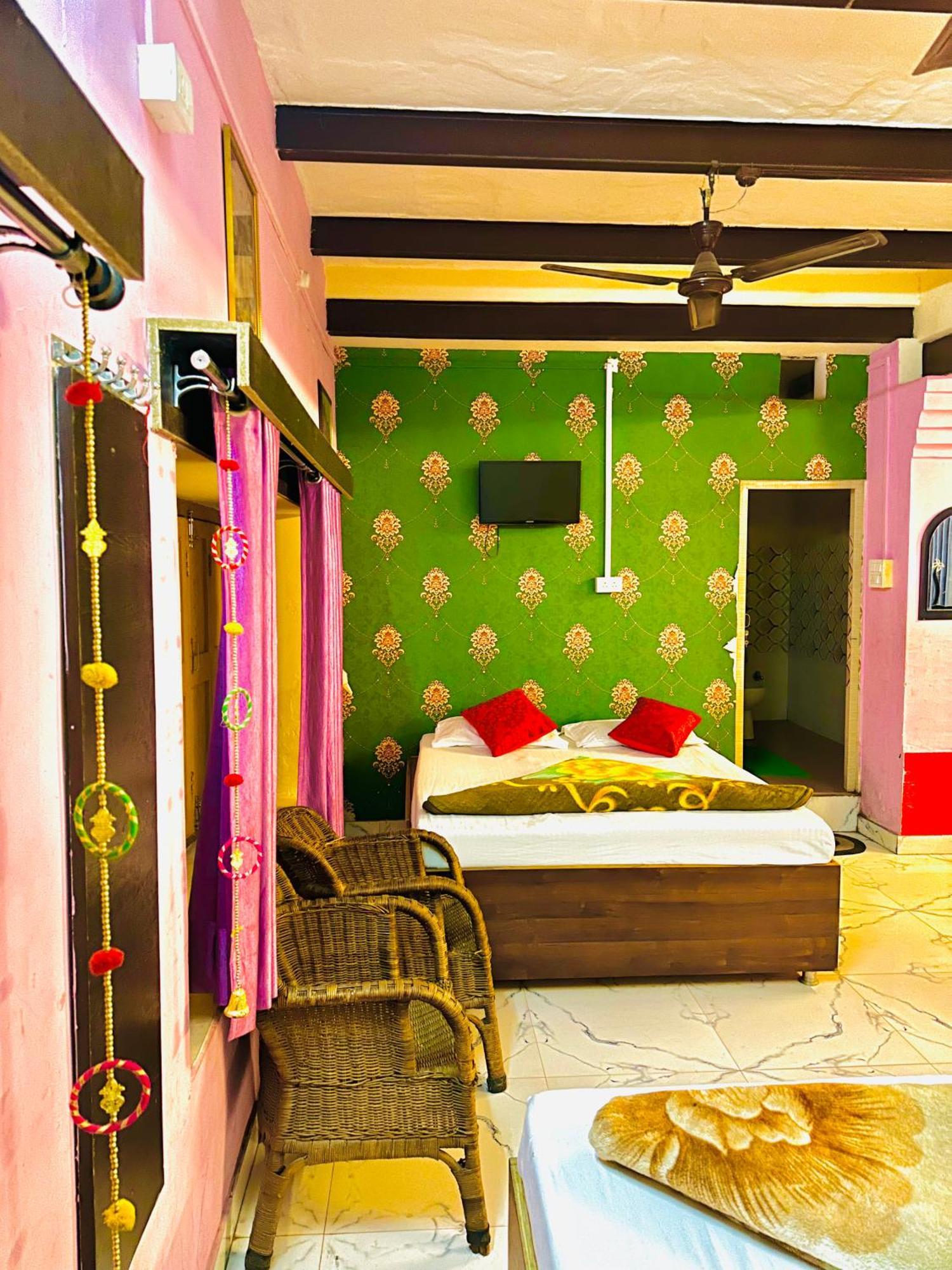 Home Stay Suraj Inn فاراناسي المظهر الخارجي الصورة