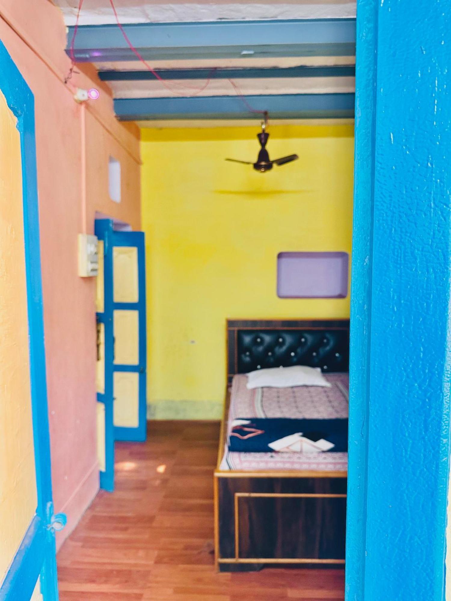 Home Stay Suraj Inn فاراناسي المظهر الخارجي الصورة