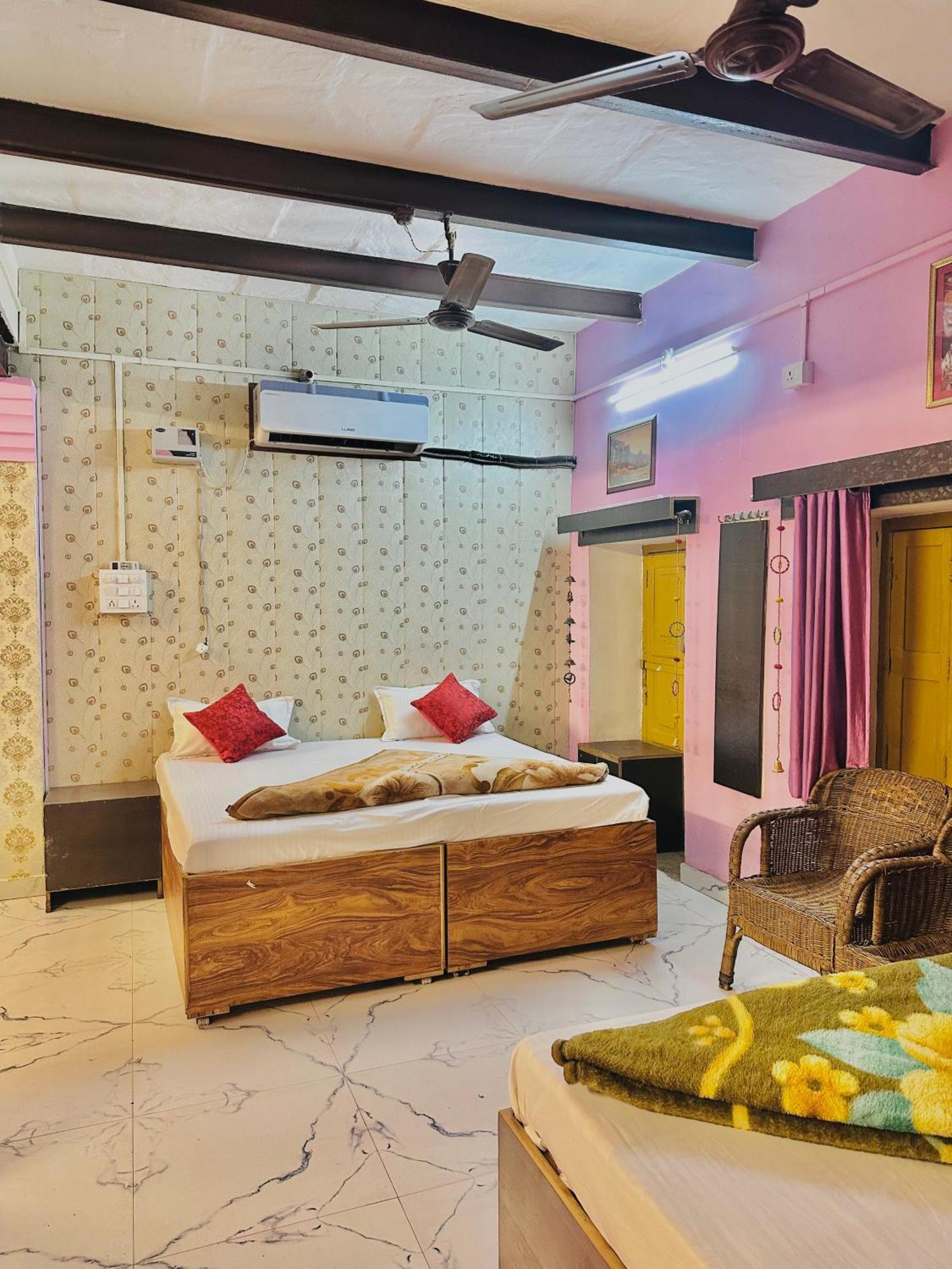 Home Stay Suraj Inn فاراناسي المظهر الخارجي الصورة