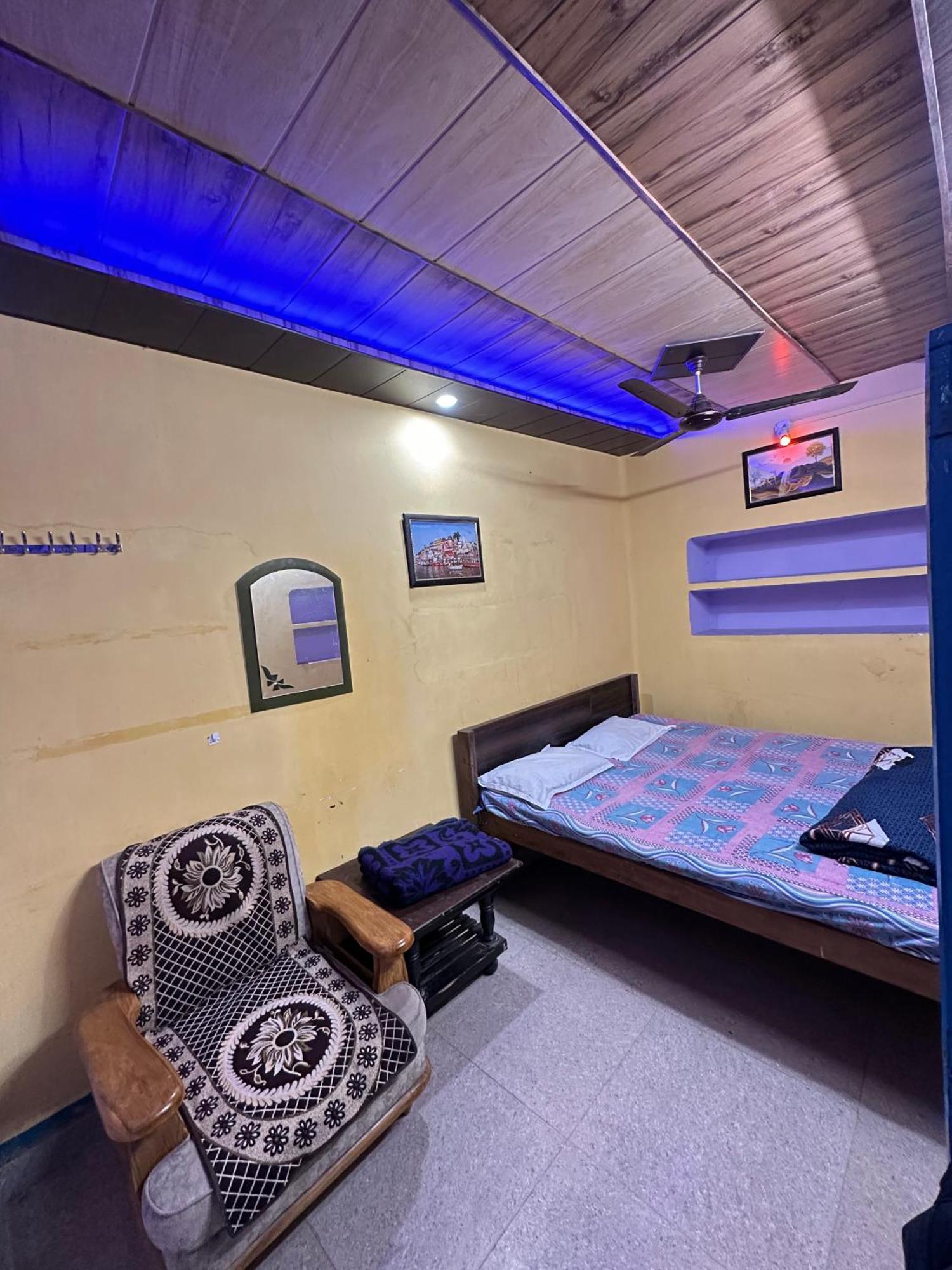 Home Stay Suraj Inn فاراناسي المظهر الخارجي الصورة