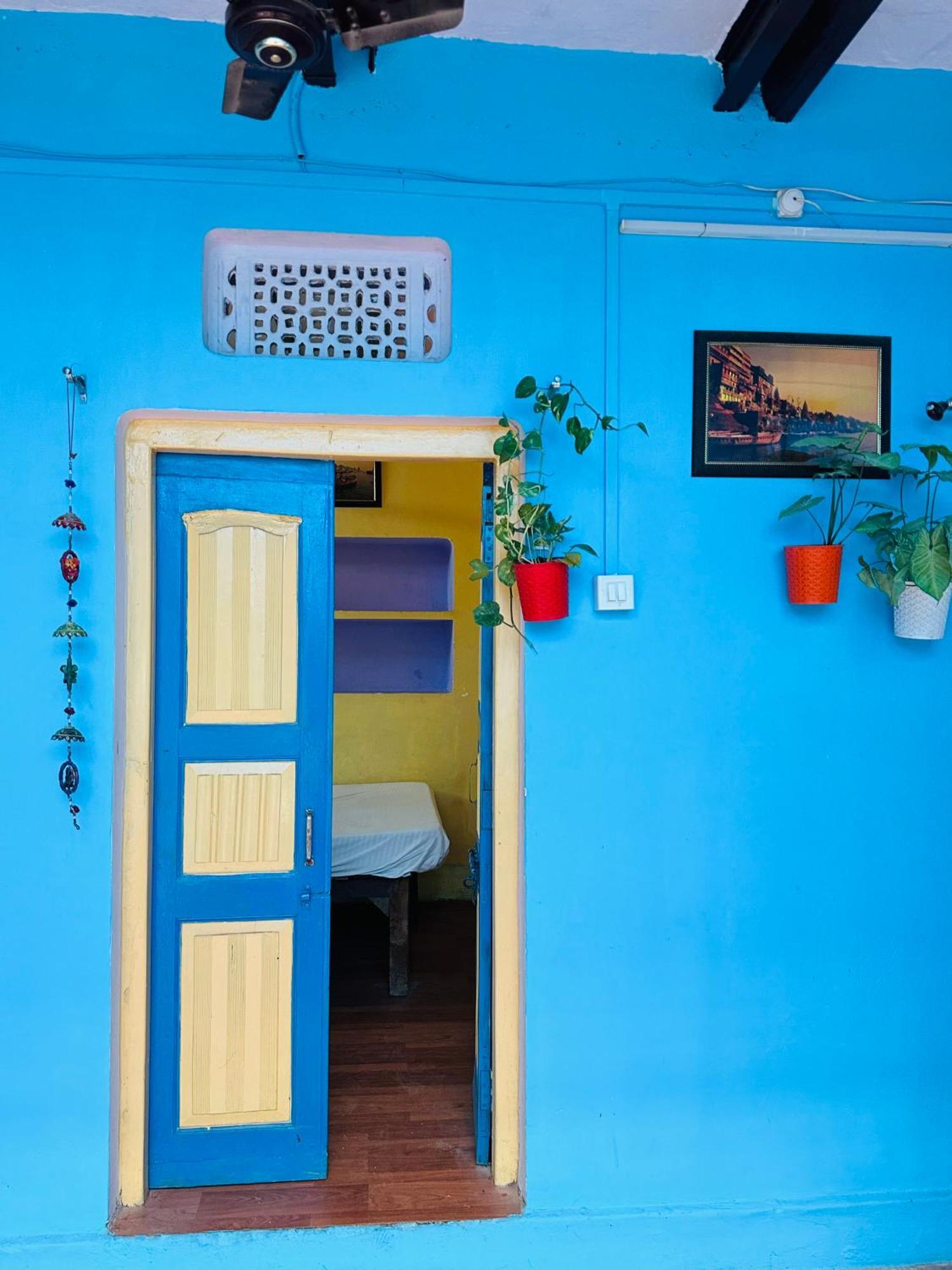 Home Stay Suraj Inn فاراناسي الغرفة الصورة